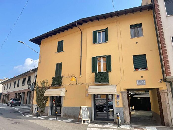 Appartamento trilocale in affitto in Piazza Giuseppe Cesare Abba, Centro, Sesto Calende