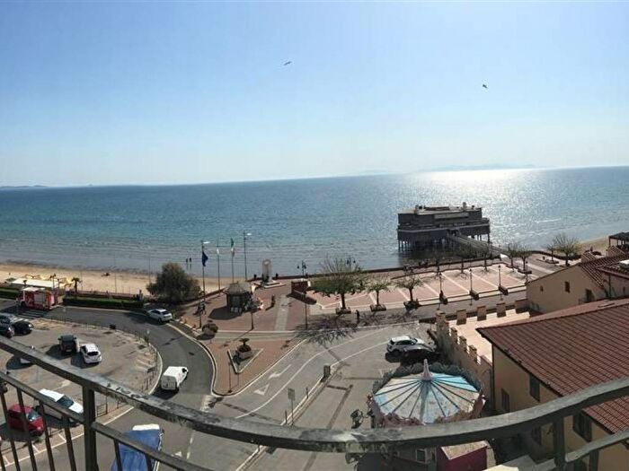 Appartamento trilocale in affitto in Centro, Follonica
