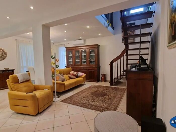 Appartamento con 6 locali in vendita in Viareggio