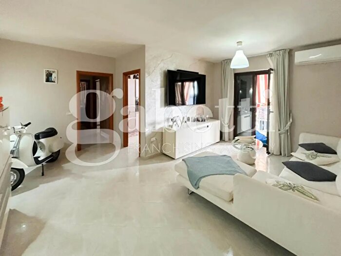 Appartamento trilocale in vendita in Via Staffetta, Giugliano In Campania