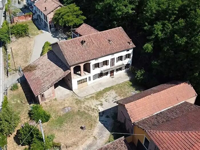 Casa con 10 locali in vendita in Incisa Scapaccino