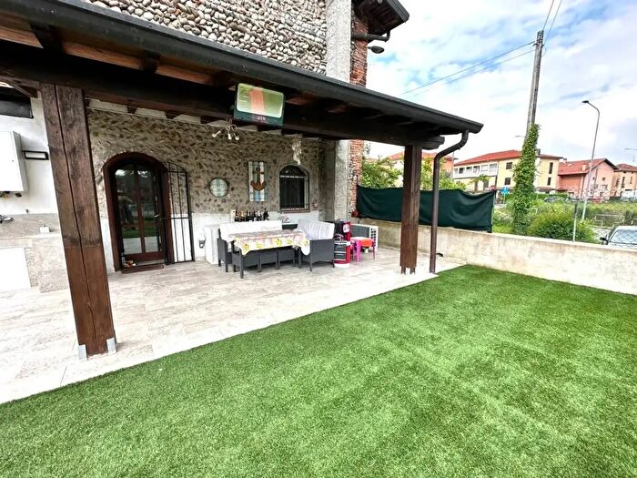 Casa con 5 locali in vendita in Via Trento, Capriate San Gervasio