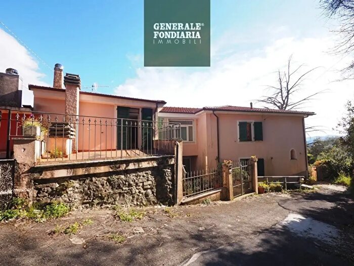 Casa con 6 locali in vendita in Podenzana