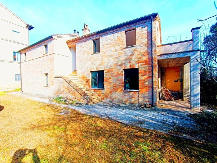 Casa con 8 locali in vendita in Magliano Di Tenna