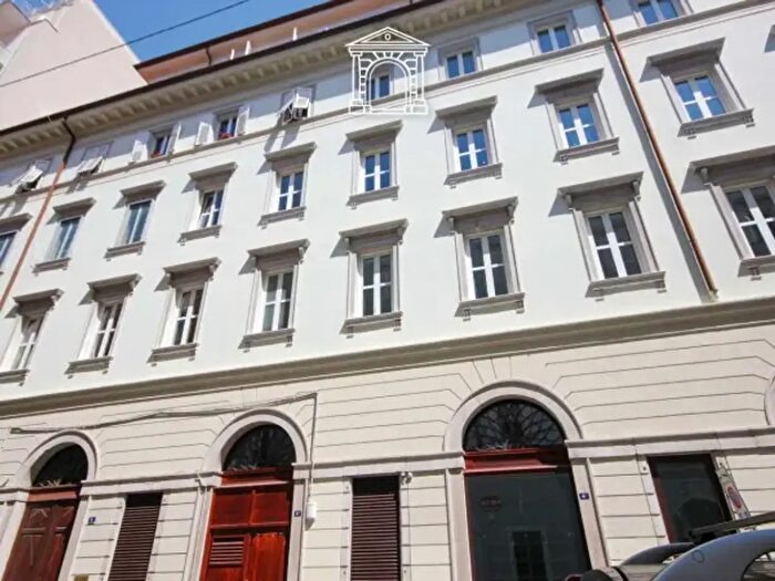 Appartamento trilocale in vendita in Via del Lavatoio, Trieste