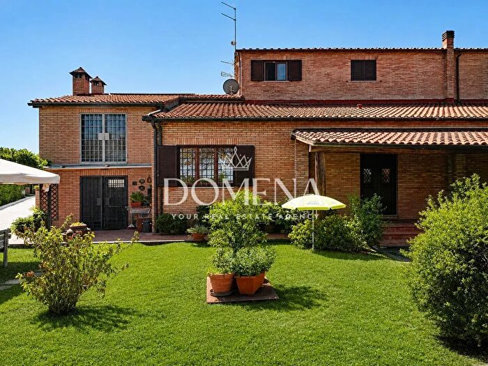 Casa con 8 locali in vendita in Siena