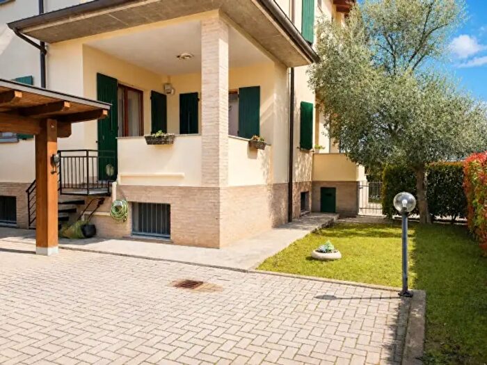 Appartamento trilocale in vendita in Stradello Corsini, Parma