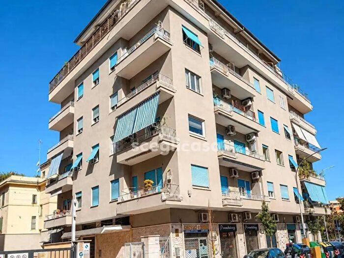 Appartamento quadrilocale in vendita in Via Acqui, Roma