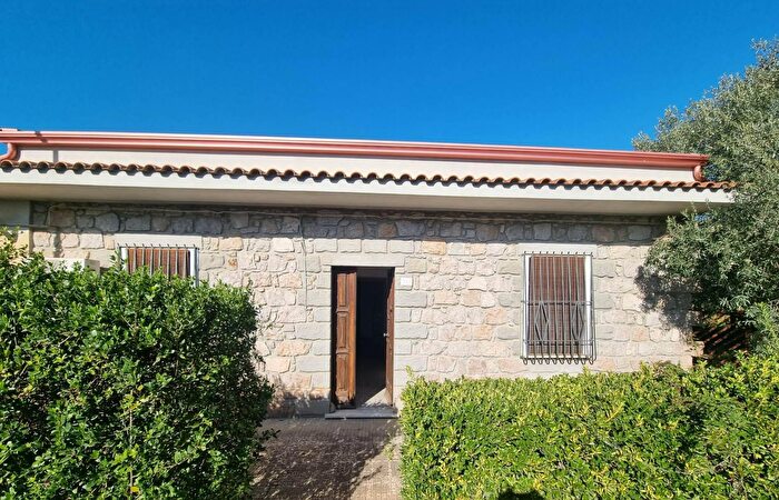 Casa con 8 locali in vendita in Via Grazia Deledda, Nuxis