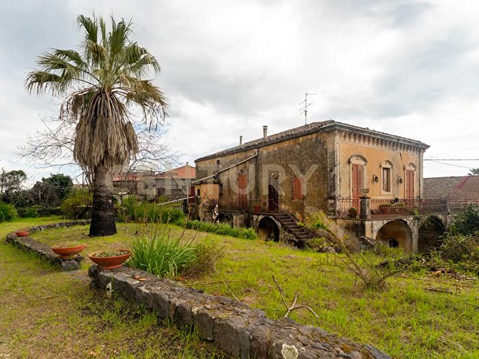 Casa con 9 locali in vendita in Via Armando Diaz, Zafferana Etnea