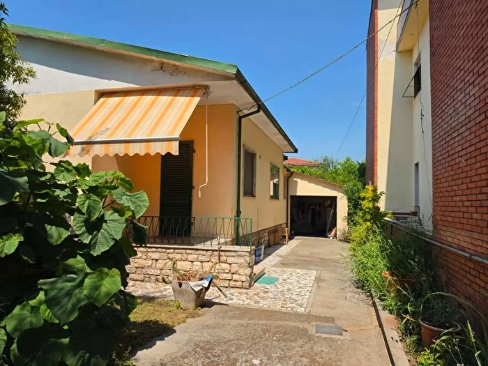 Casa con 6 locali in vendita in Via Trento, Seravezza