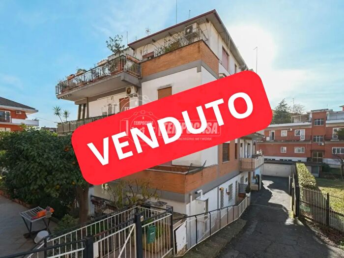 Appartamento trilocale in vendita in Via Veiano, Roma