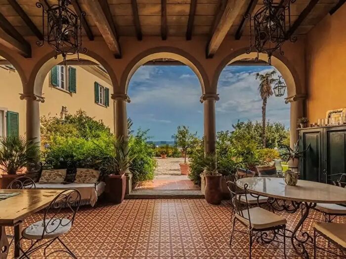 Casa con 17 locali in vendita in Santa Maria A Monte
