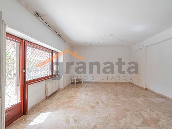 Appartamento con 5 locali in vendita in Via Cassia, Roma