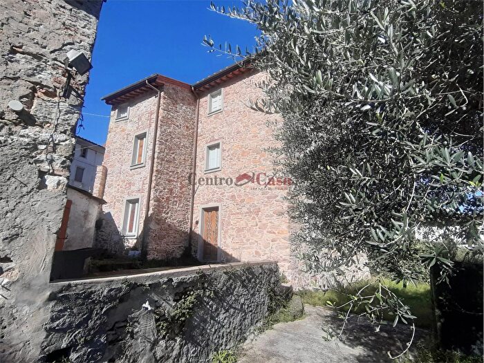 Casa con 6 locali in vendita in Lucca