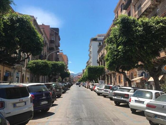 Appartamento trilocale in vendita in Via Cluverio, Palermo