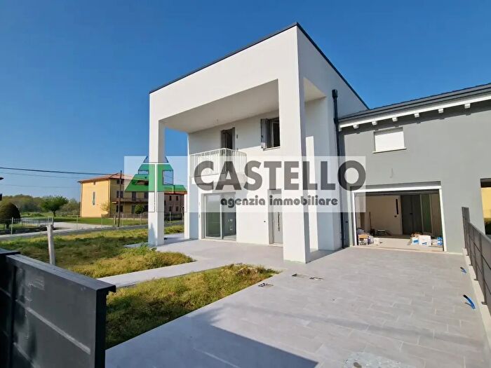 Casa con 6 locali in vendita in Piazza dei Martiri, Santa Giustina In Colle