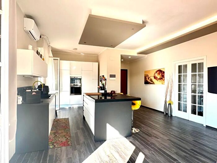 Appartamento con 8 locali in vendita in Capraia E Limite