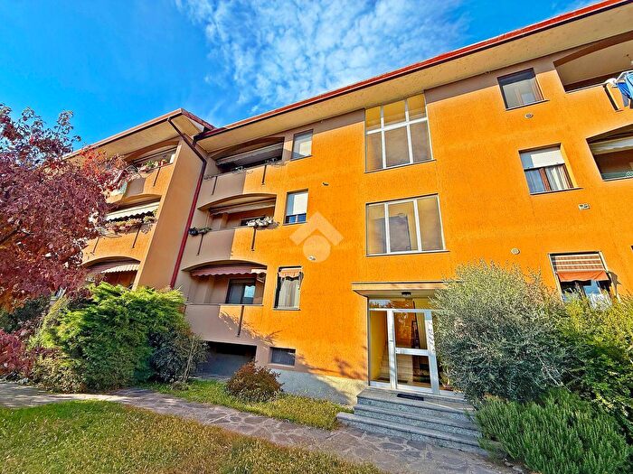 Appartamento trilocale in vendita in Via Oriano, Sesto Calende