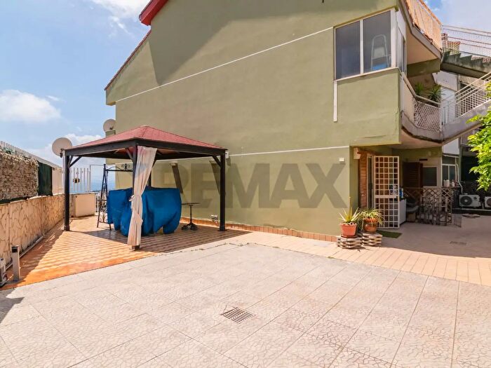 Casa con 5 locali in vendita in Aci Castello