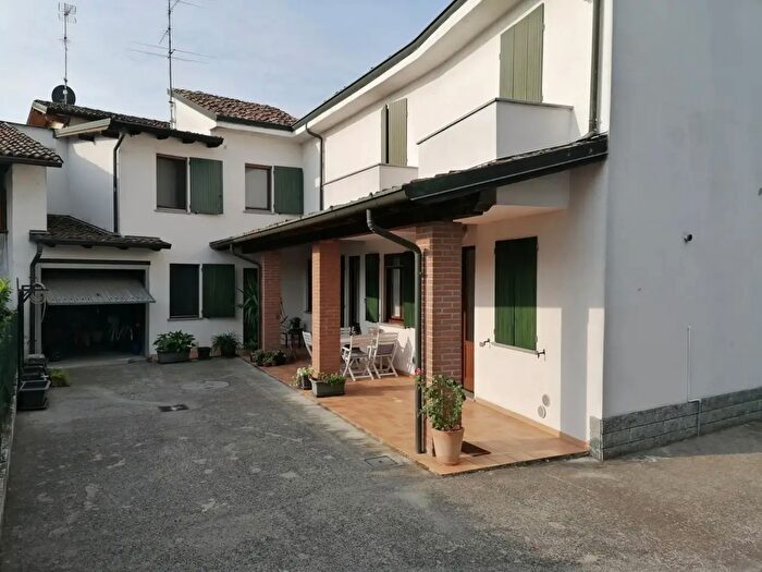 Casa trilocale in vendita in Via Gradella, Pandino