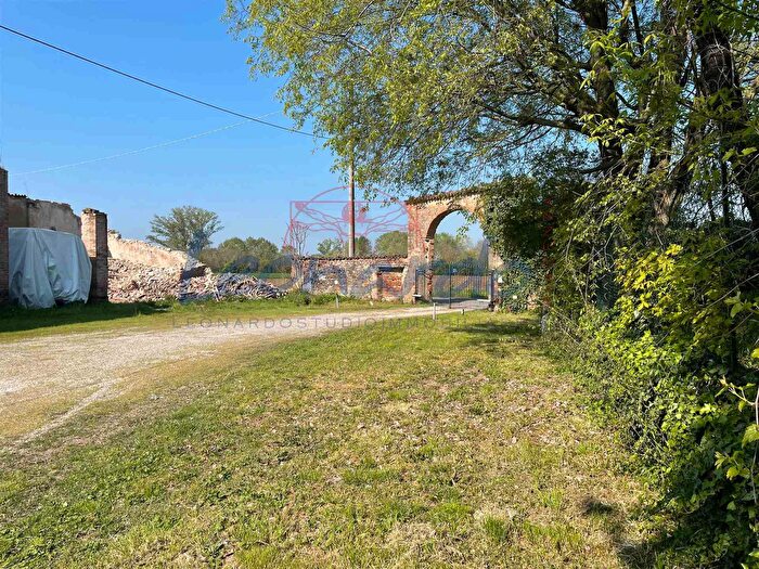 Casa con 10 locali in vendita in Fiorenzuola DArda