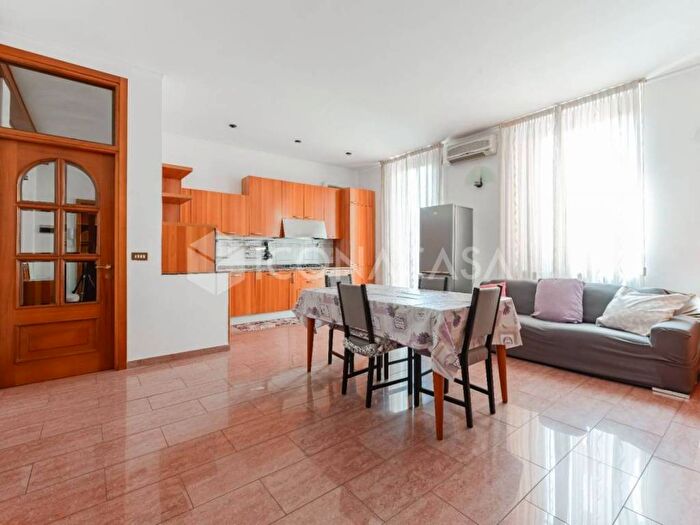 Appartamento trilocale in affitto in Via Andrea Costa, Casoretto, Milano