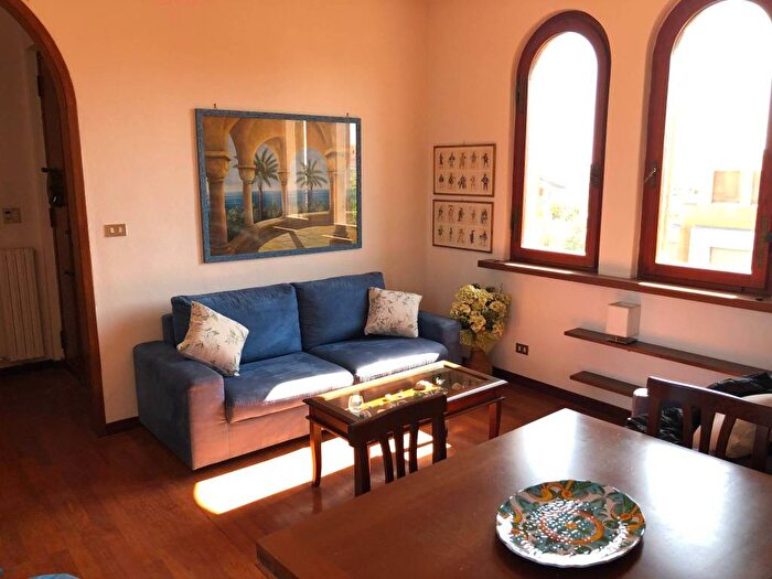 Casa bilocale in affitto in Via Amerigo Vespucci, Lungomare, Viareggio