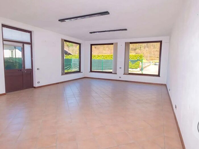 Casa con 6 locali in vendita in Via Provinciale Snc, Rancio Valcuvia