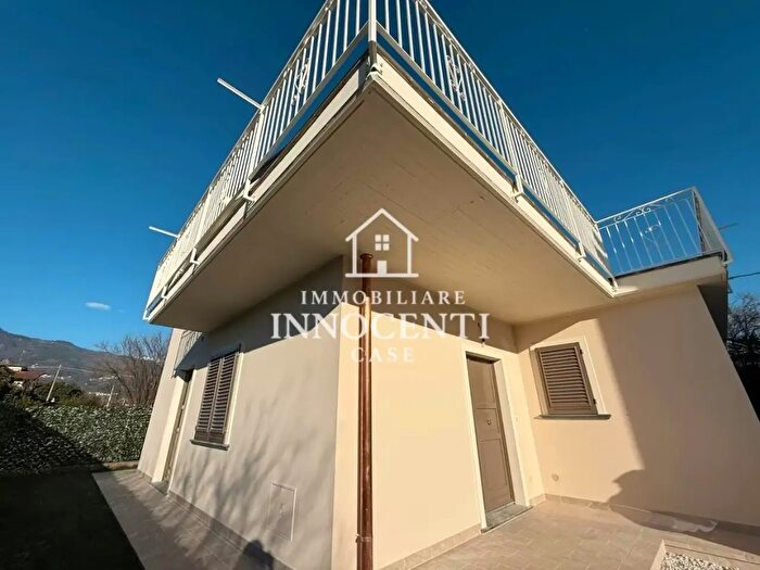 Casa con 7 locali in vendita in Massa