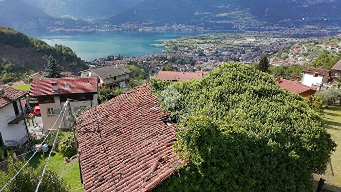 Casa con 6 locali in vendita in Località Pressò, Pisogne