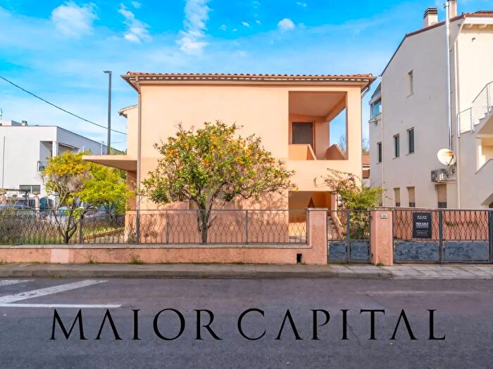 Casa con 7 locali in vendita in Via Baldassarre Longhena, Olbia