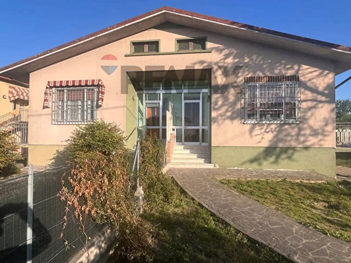 Casa con 9 locali in vendita in Via Milazzo, Sermide e Felonica