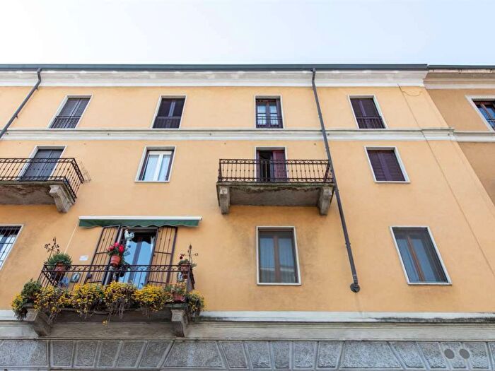 Appartamento trilocale in affitto in VIA BEZZECCA, Montenero, Milano