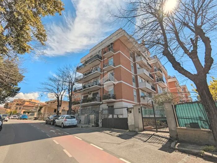 Appartamento trilocale in vendita in Via col di Lana, Ciampino