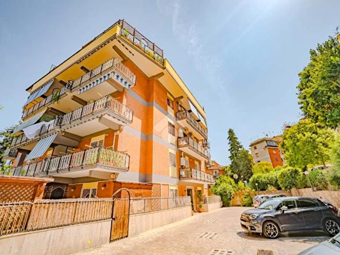 Appartamento quadrilocale in vendita in Via dei Corazzieri, Roma