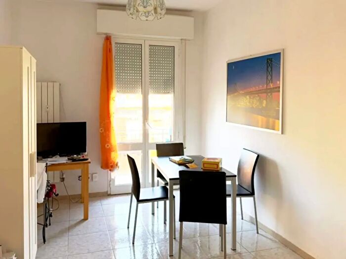 Appartamento trilocale in vendita in Via Genova, Bologna