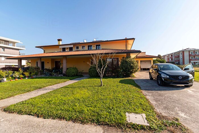 Casa con 9 locali in vendita in Via G Mainardi, Vicenza