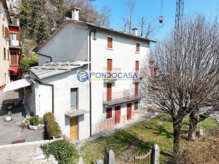 Casa con 9 locali in vendita in Via SantAntonio, Bosco Chiesanuova