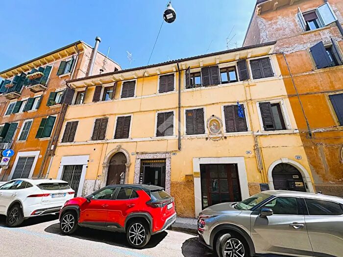 Appartamento quadrilocale in vendita in Via Santa Chiara, Verona