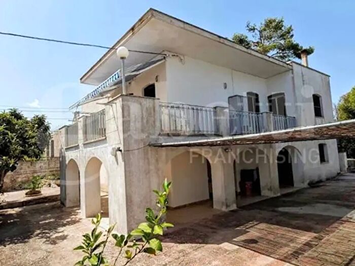 Casa con 16 locali in vendita in Lungomare C Colombo, Tricase