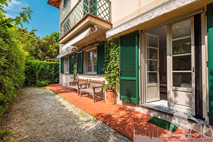 Appartamento con 6 locali in vendita in Forte Dei Marmi
