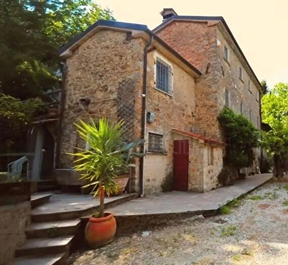 Casa con 9 locali in vendita in Pietrasanta