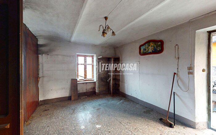 Appartamento con 5 locali in vendita in Via Roma, Treiso