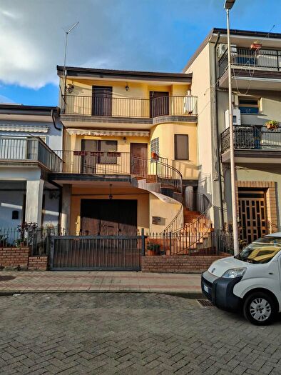 Casa con 8 locali in vendita in Torano Castello