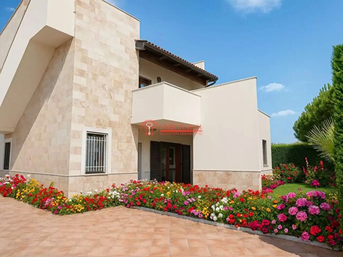Casa con 6 locali in vendita in Via Martiri di Palermo, Trani