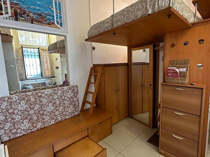 Appartamento monolocale in affitto in Via Monserrato, Porto Municipio, Napoli