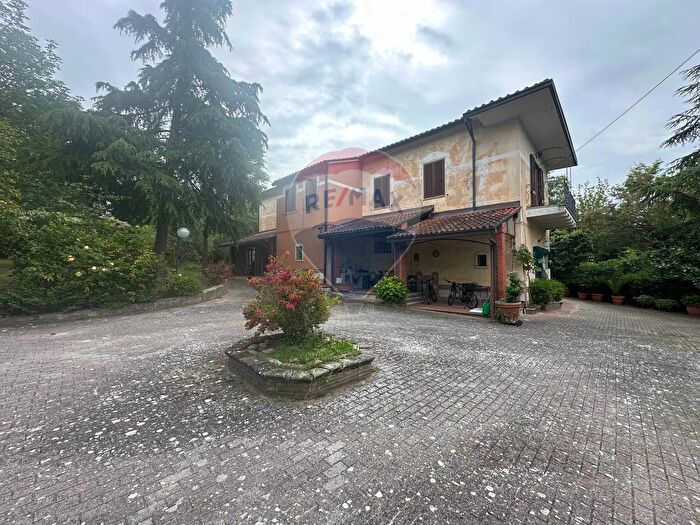 Casa con 11 locali in vendita in Via Gregarie, Pietrelcina