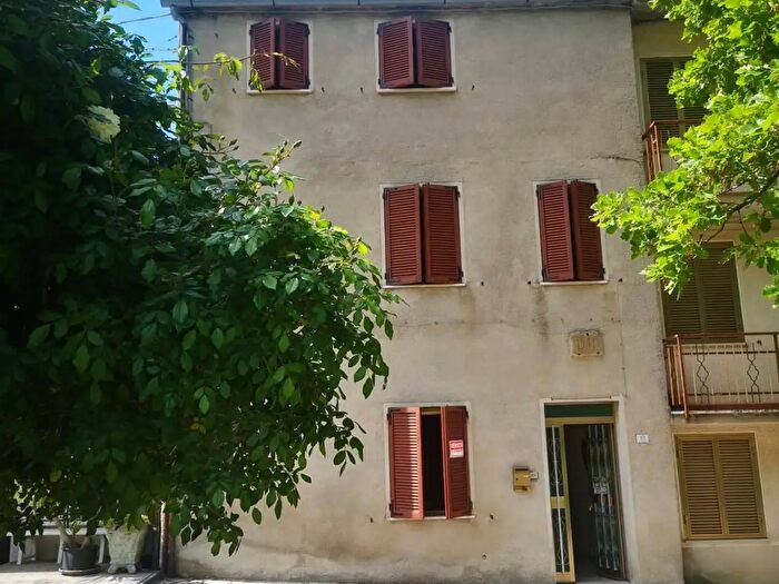 Appartamento con 5 locali in vendita in Frazione Paravento, Cagli