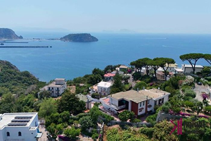 Casa con 6 locali in vendita in Via San Gennaro Agnano, Pozzuoli